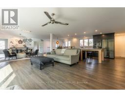 26 LAWRENCE CRESCENT - 15