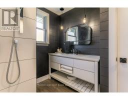 26 LAWRENCE CRESCENT - 21