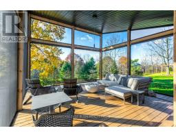 26 LAWRENCE CRESCENT - 3