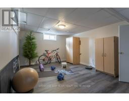 26 LAWRENCE CRESCENT - 32