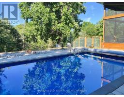 26 LAWRENCE CRESCENT - 34