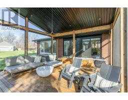 26 LAWRENCE CRESCENT - 35