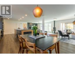 26 LAWRENCE CRESCENT - 6