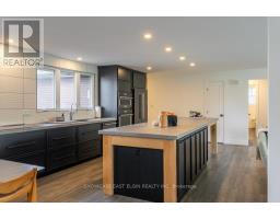 26 LAWRENCE CRESCENT - 7