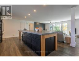 26 LAWRENCE CRESCENT - 8