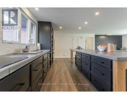 26 LAWRENCE CRESCENT - 9