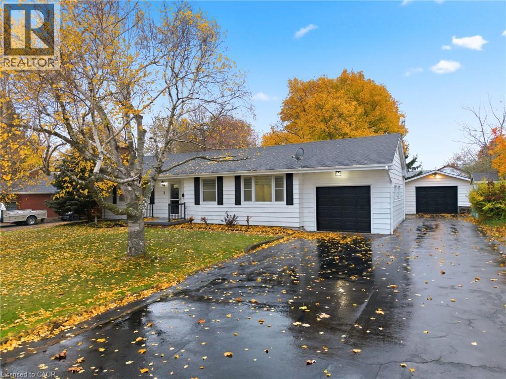 3 ALGONQUIN Avenue, Dundas