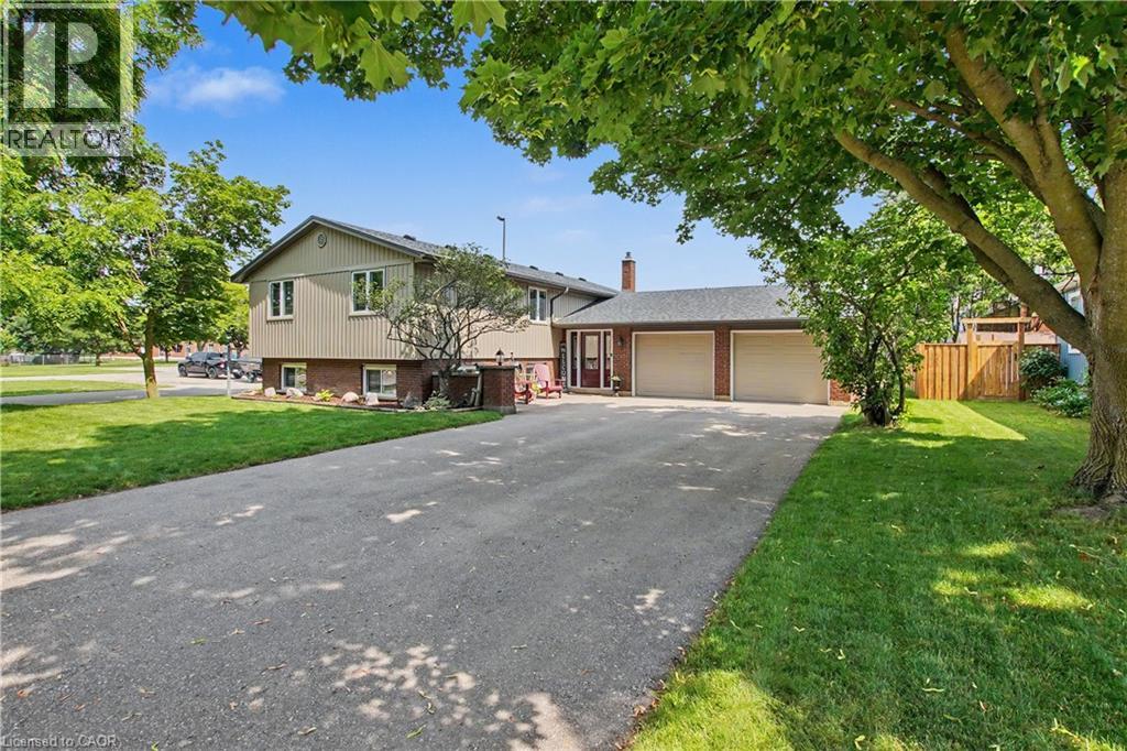 1045 QUEEN S BUSH Road, Wellesley