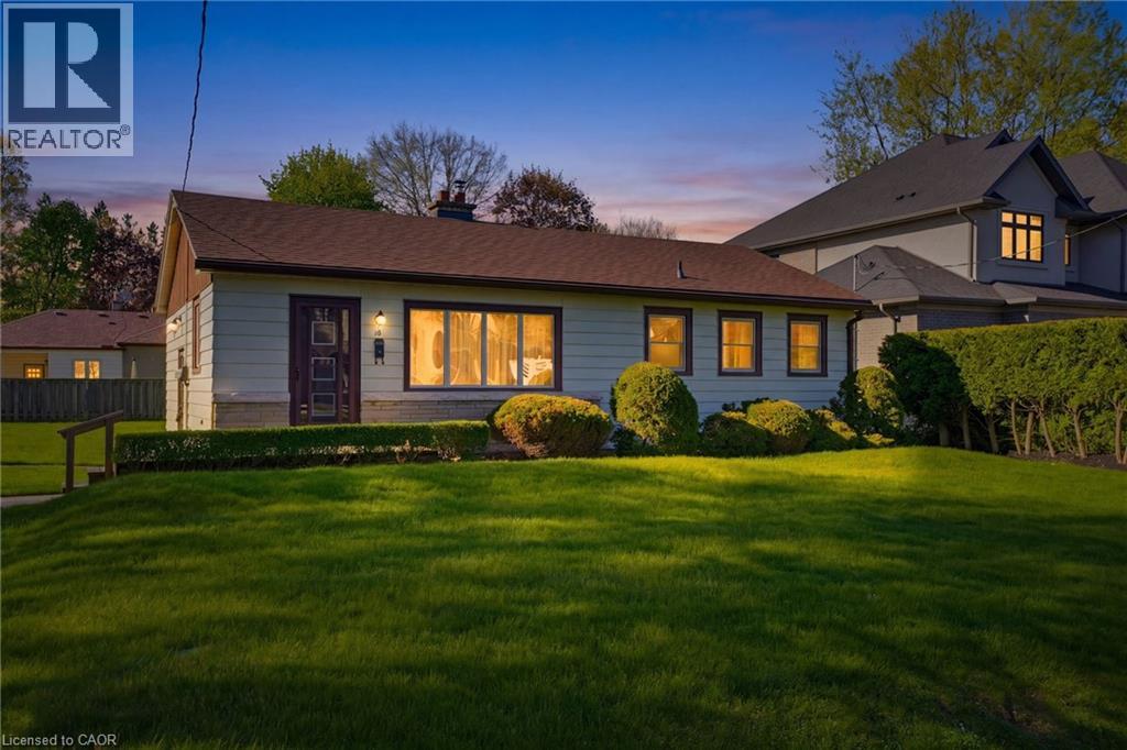 10 OAKLEY Court, Ancaster