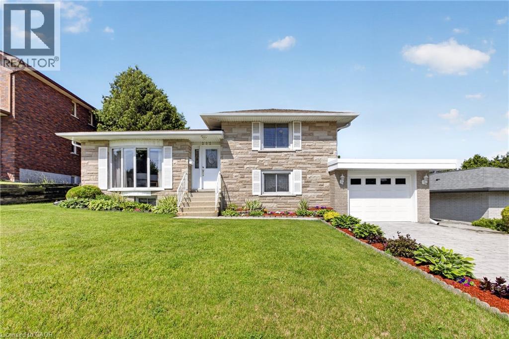 252 CHRISTOPHER Drive, Cambridge