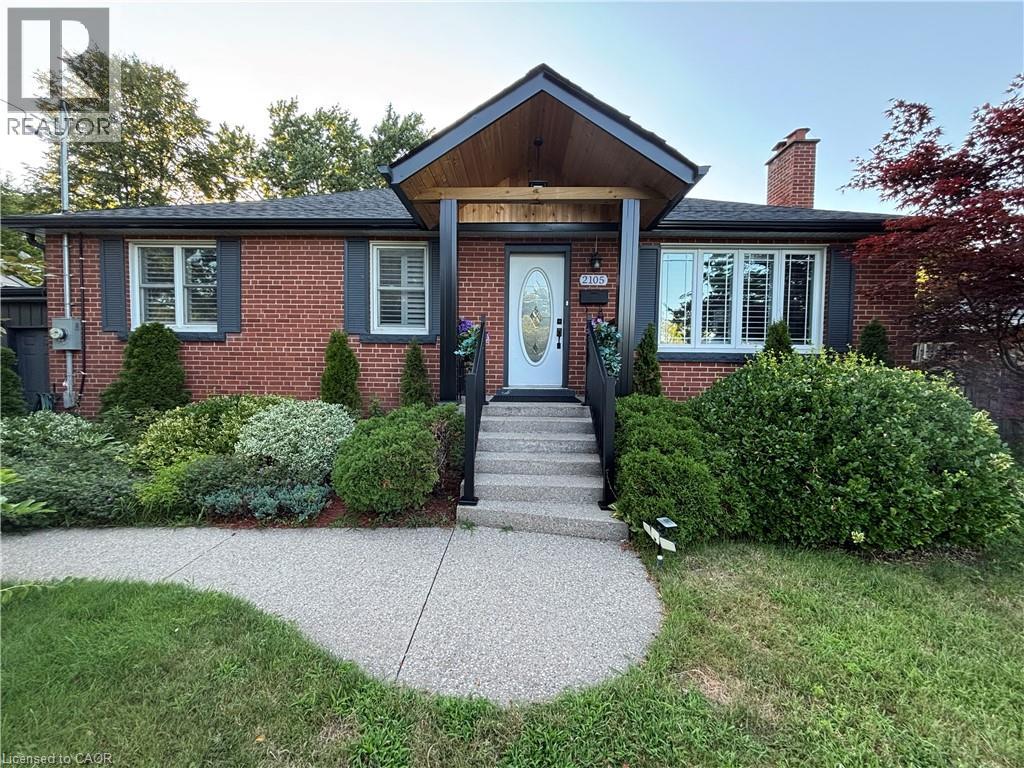 2105 MAPLEWOOD Drive, Burlington