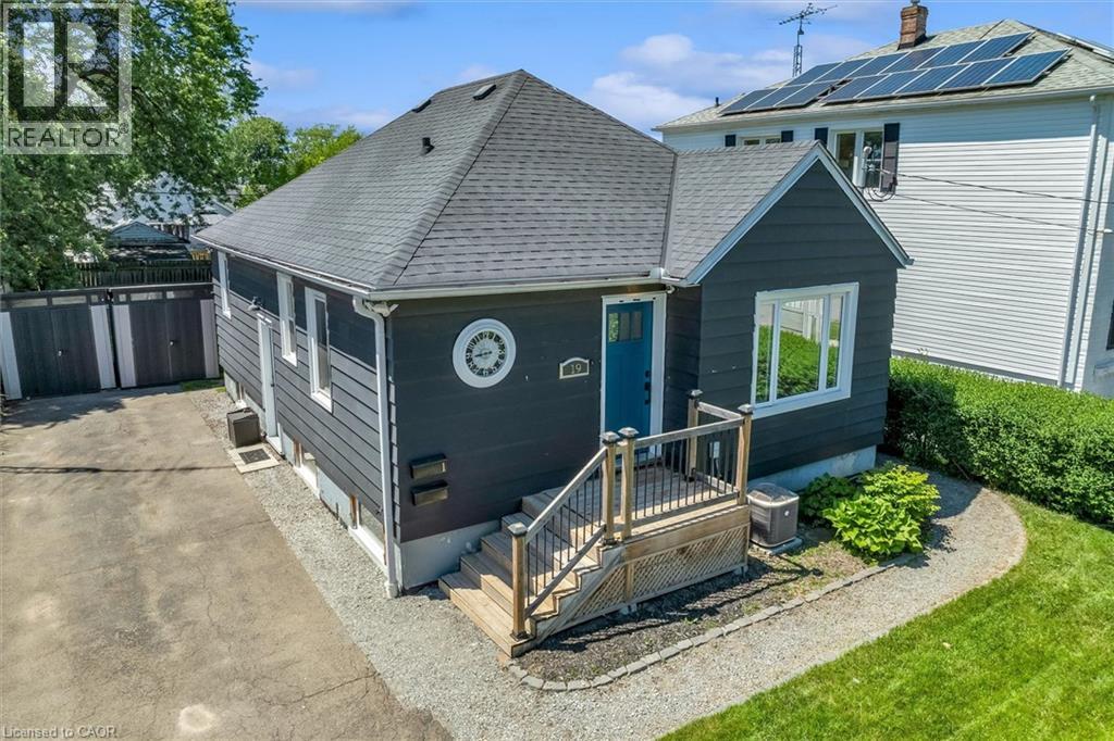 19 LYONS Avenue, Welland