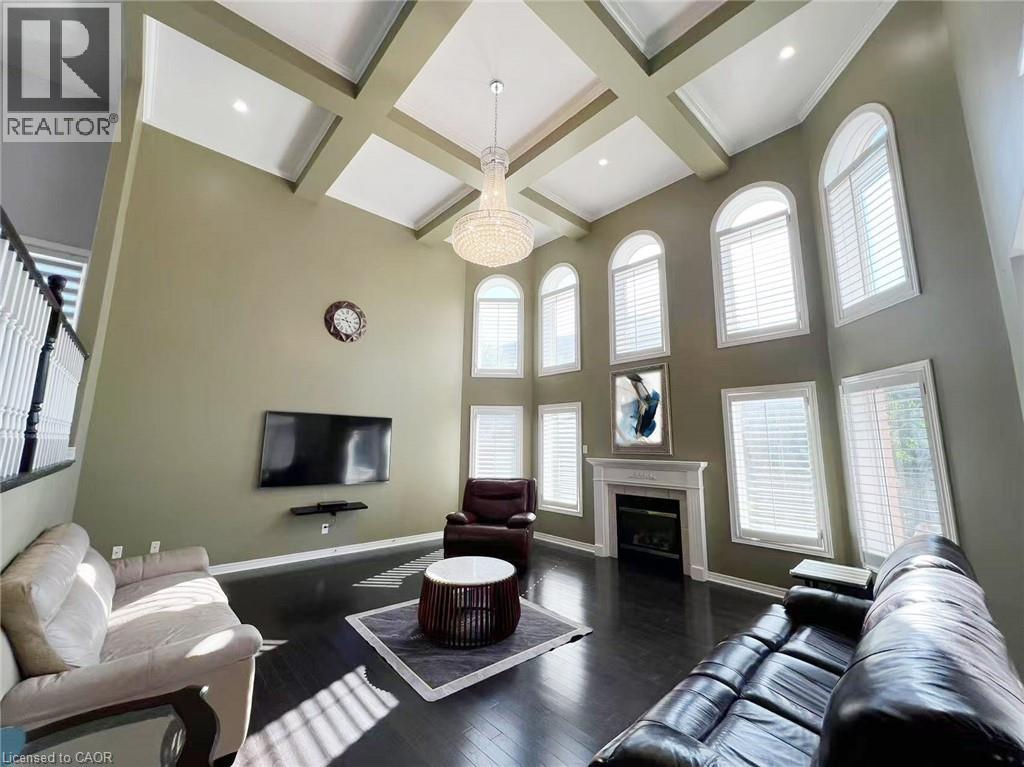 7 TANDEM Court, Ancaster