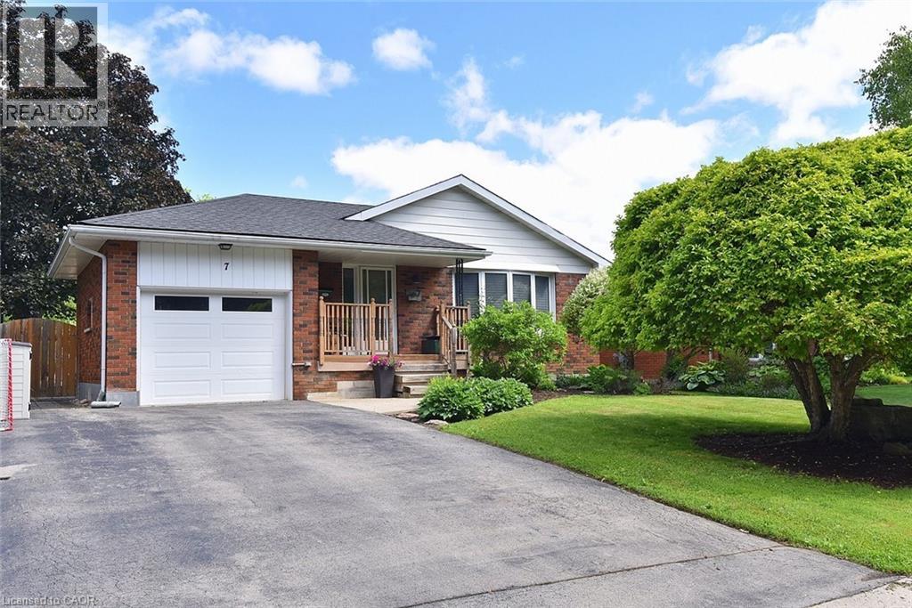 7 MONARCH Court, Dundas