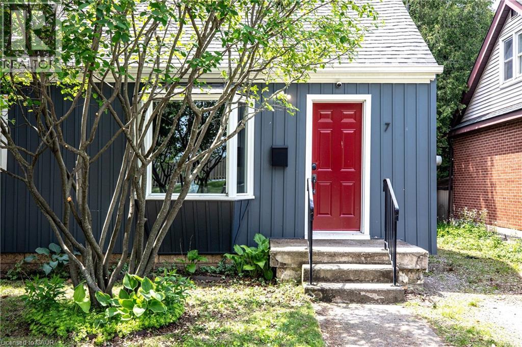 7 EAST Street N, Dundas