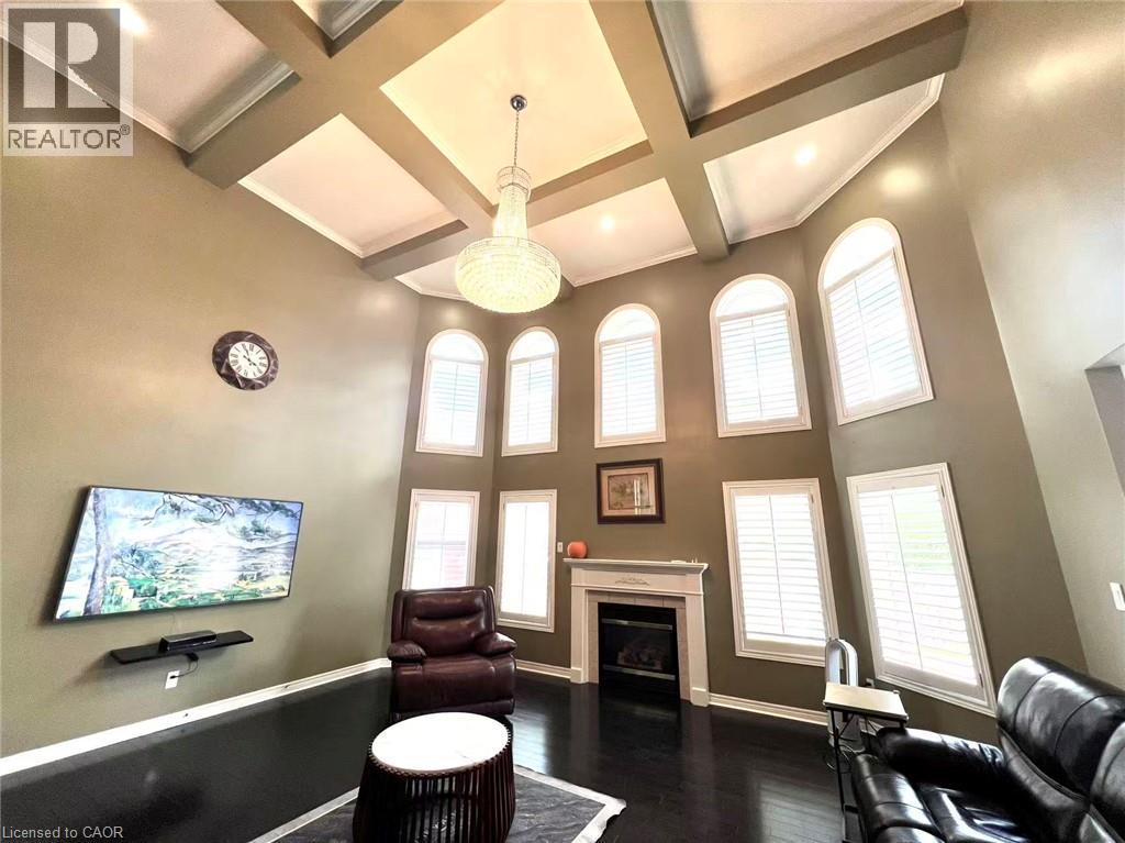 7 TANDEM Court, Ancaster