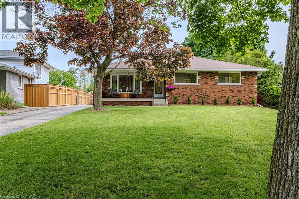 8 ROBROY Court, Brantford
