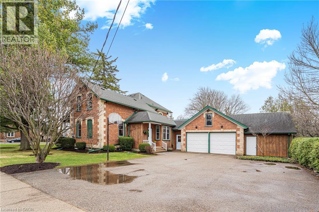 24 QUEENSWAY Drive, St. Jacobs