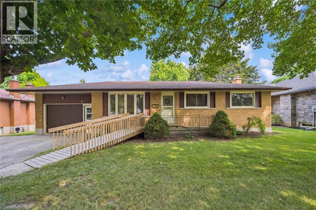 9 ROBIN Drive, Elmira