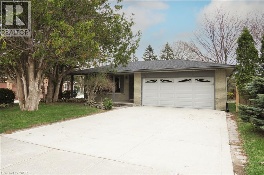15 MOCKINGBIRD Drive, Elmira