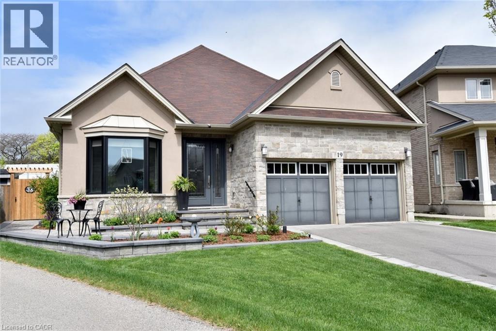 19 DYMENT Court, Ancaster