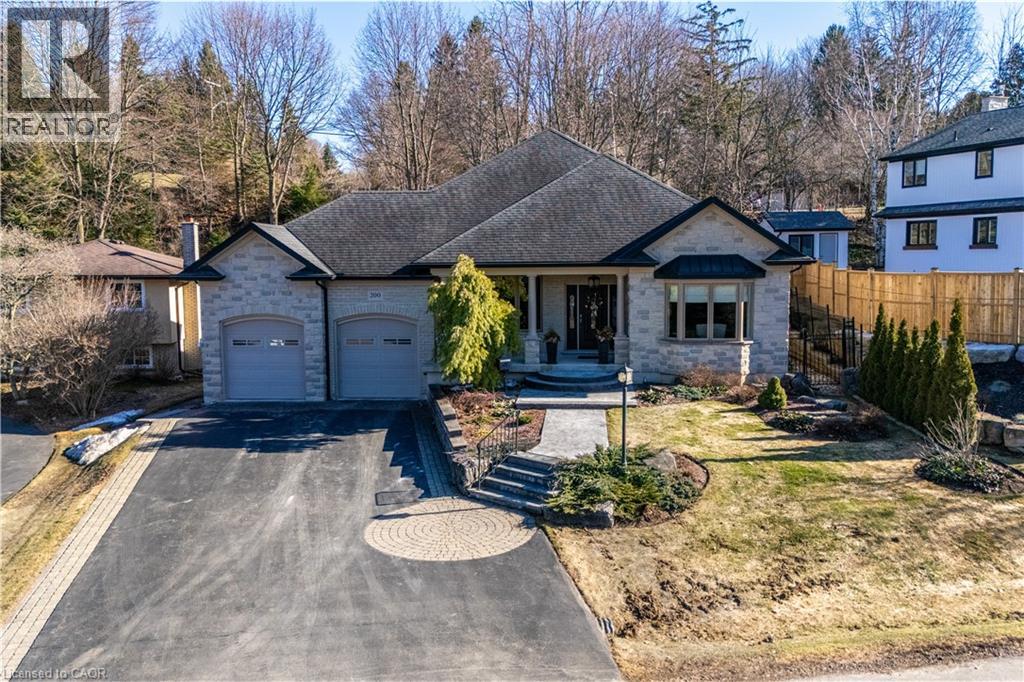 200 FALLING BROOK Drive, Ancaster