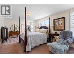 2 CARLETON Street N - 19