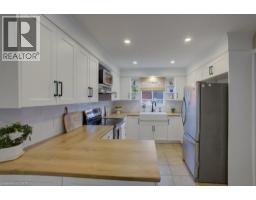 57 ROBERTSON Crescent - 12