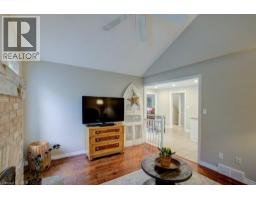 57 ROBERTSON Crescent - 16
