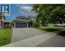 57 ROBERTSON Crescent - 3
