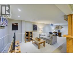 57 ROBERTSON Crescent - 32