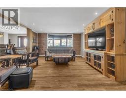 18 E QUEEN Street E - 14
