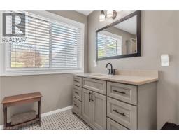 18 E QUEEN Street E - 22