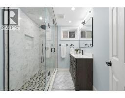 596 LOUISE Drive - 35