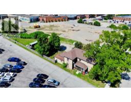 135 SHERWOOD Drive - 41