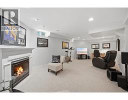44 BANINGTON Crescent - 42