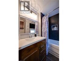 9 PARK Avenue W - 35