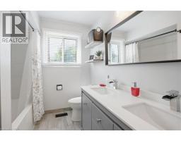 2 LORING Crescent - 26