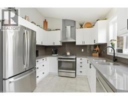 14 KENYON Crescent - 9