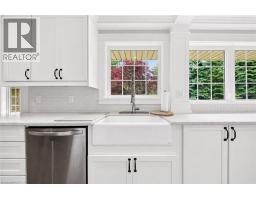 760 KINGSWAY Drive - 8