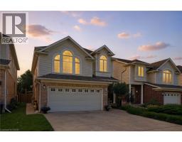 35 DUBRICK Crescent - 1