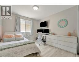 35 DUBRICK Crescent - 26