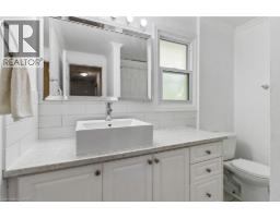 32 LANSING Square - 30