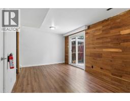 32 LANSING Square - 37