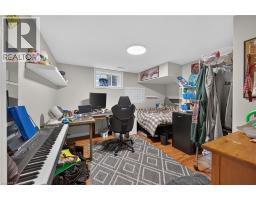 27 AINSLIE Avenue - 36