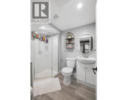 22 BROOKSIDE Crescent - 34
