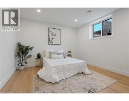 12 MACNEIL Court - 35