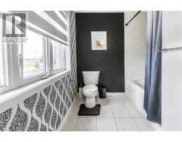 32 HEDGES Crescent - 16