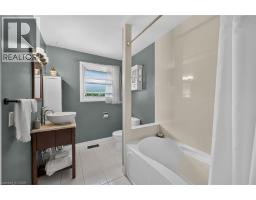 251 MACKENZIE Crescent - 25