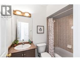 102 MOORE Crescent - 35